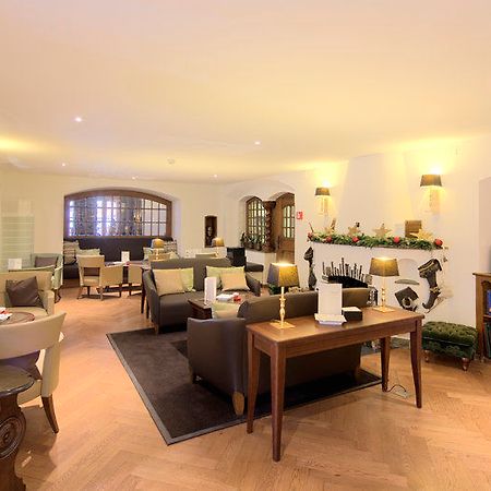 Le Petit Cervin Hotell Zermatt Restaurant bilde The lounge at the airport