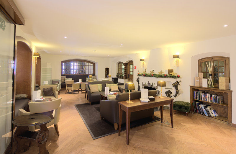 Le Petit Cervin Hotell Zermatt Restaurant bilde The lounge at the airport