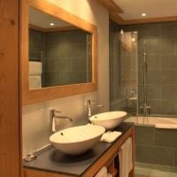 Le Petit Cervin Hotell Zermatt Eksteriør bilde Bathroom with shower and bath